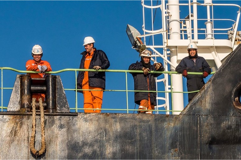 Marinos en barco