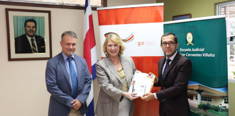 Dr. Inti Schubert, Asesor Senior del Programa DIRAJus, Dra. iur. Helen Ahrens, Directora del Programa DIRAJus y el Dr. Mateo Ivankovich Fonseca Sub-director de la Escuela Judicial de Costa Rica.